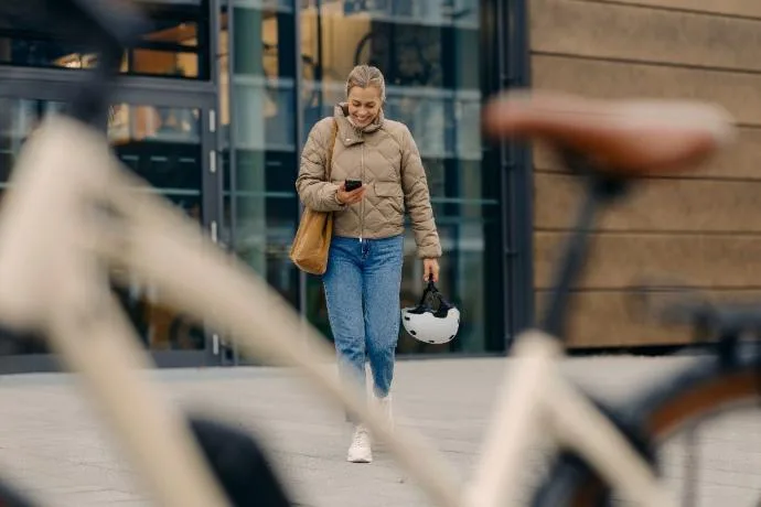 Collaboratrice utilisant un vélo partagé