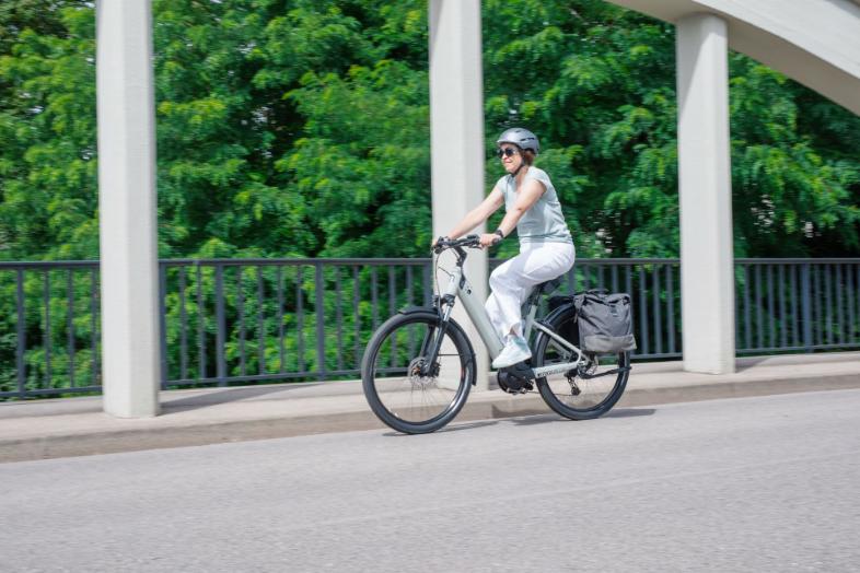 Salariée utilisant un vélo électrique en entreprise