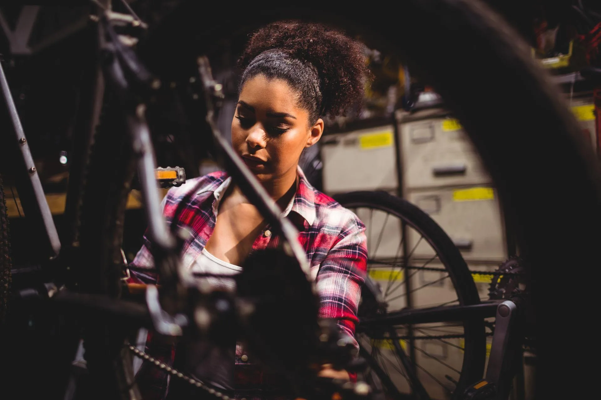Technicien Ecox réparant un vélo