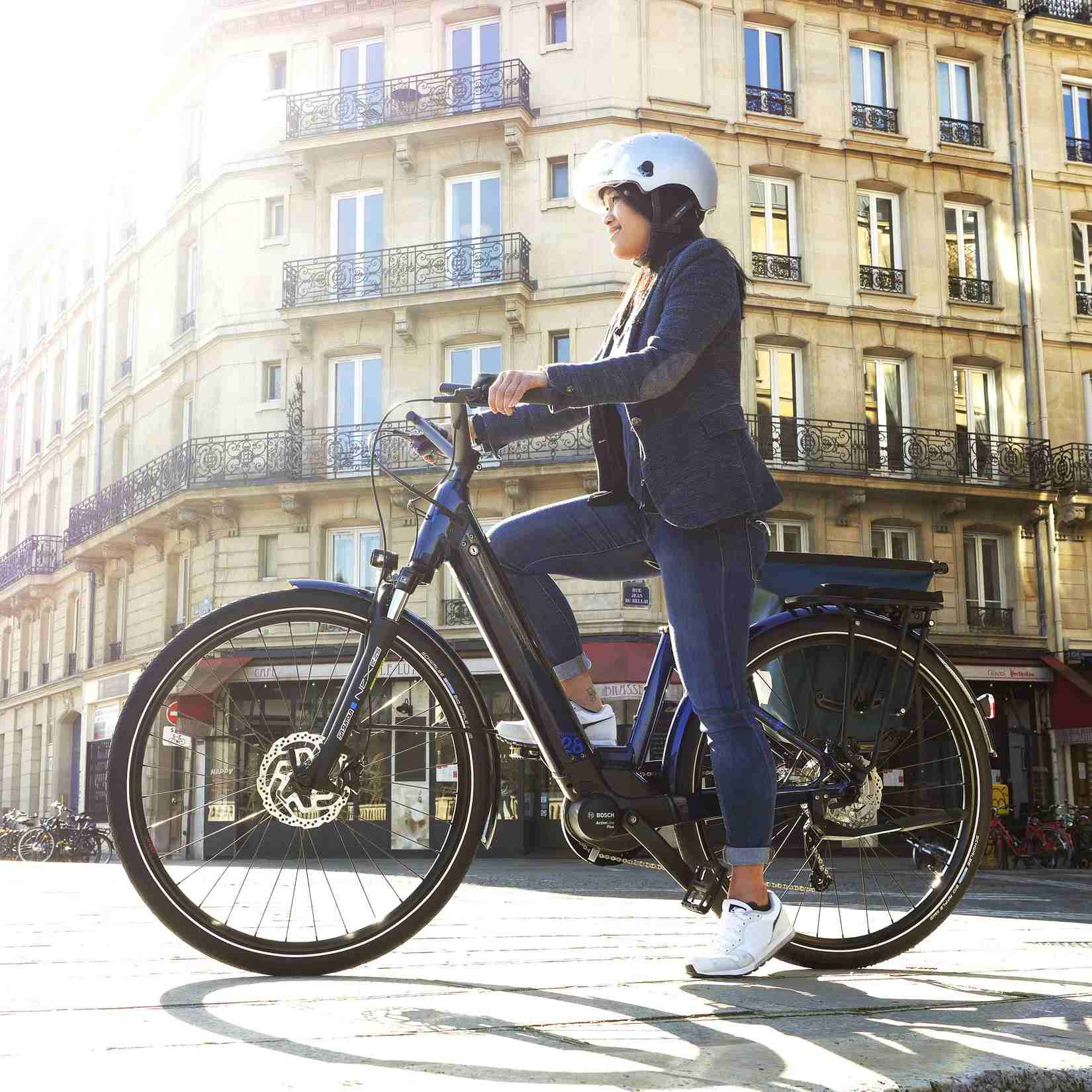 collaboratrice sur son vélo électrique