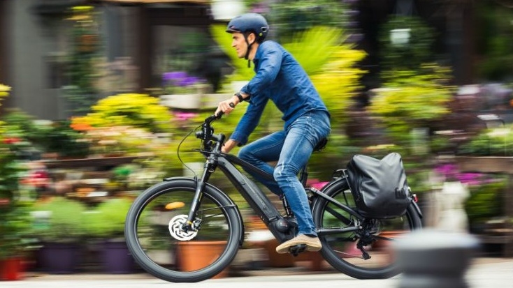 salarié sur son vélo électrique