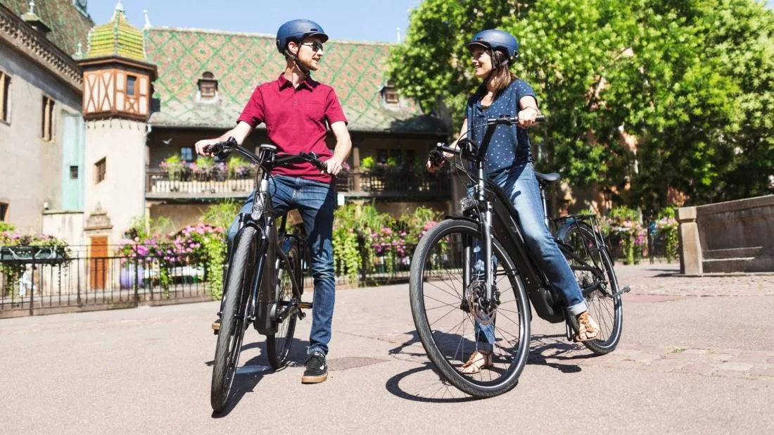 Collaborateurs se rendant au travail avec leur vélo de fonction électrique